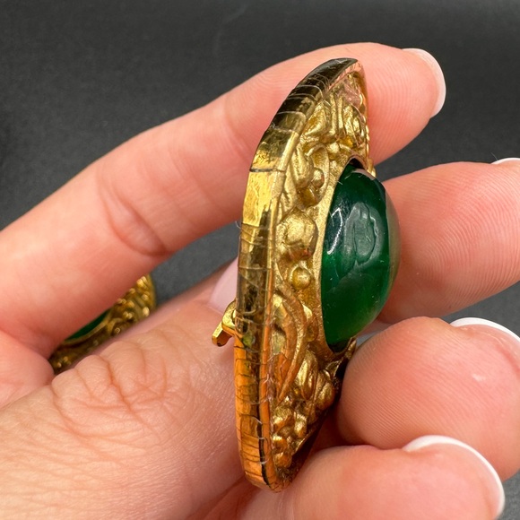 LOT 1520 24K gold plated CHANEL vintage clip on earrings green gripoix glass - Picture 11 of 17